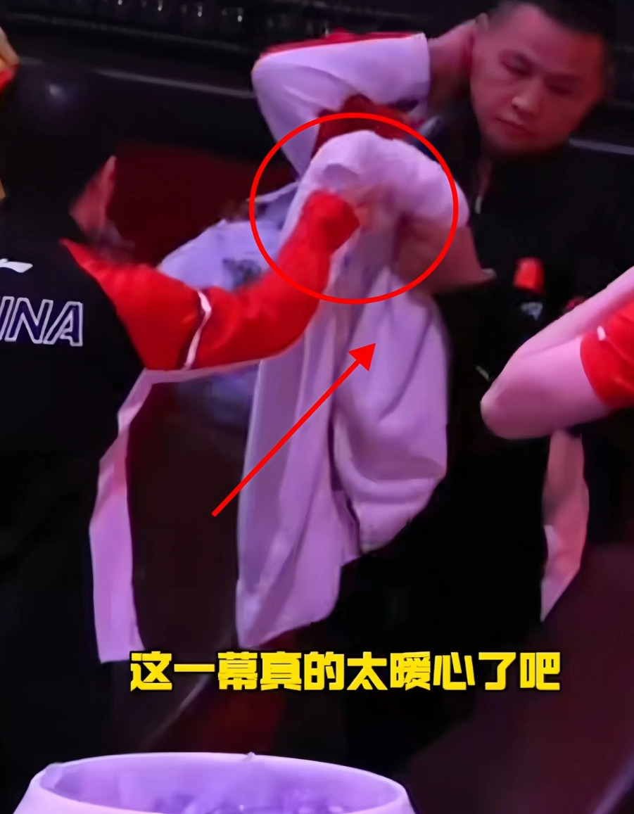 看到国乒幕后人员德华默默帮孙颖莎和王楚钦扛行李的画面，真的被这种细节暖到了！平时