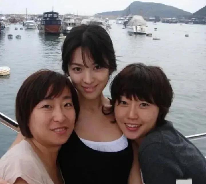 宋慧乔不愧能红几十年，至今还是韩国顶流，纯天然脸长得这么精致没几个啊。#宋慧乔#