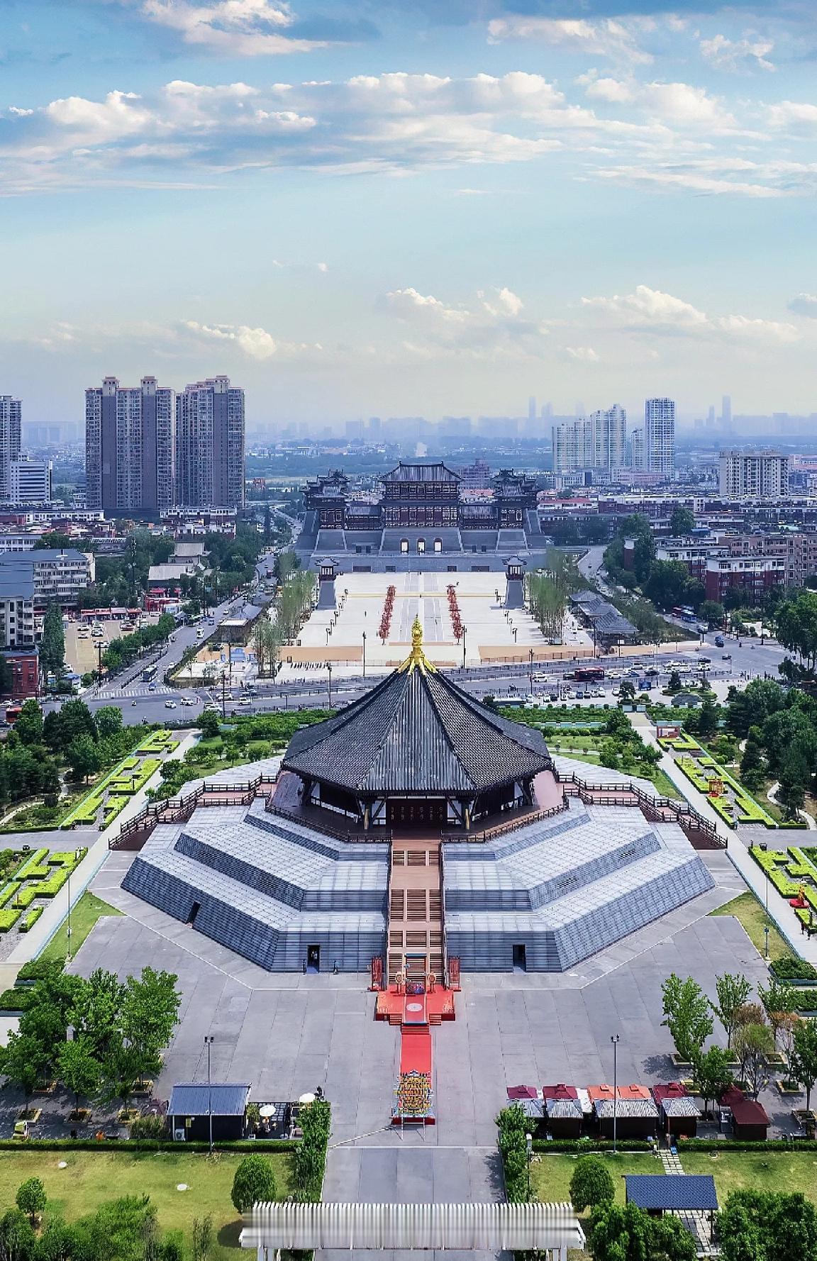 你问我答计划前往洛阳旅游，当地都有哪些好玩的地方？请推荐具体游玩地点，简要说明各