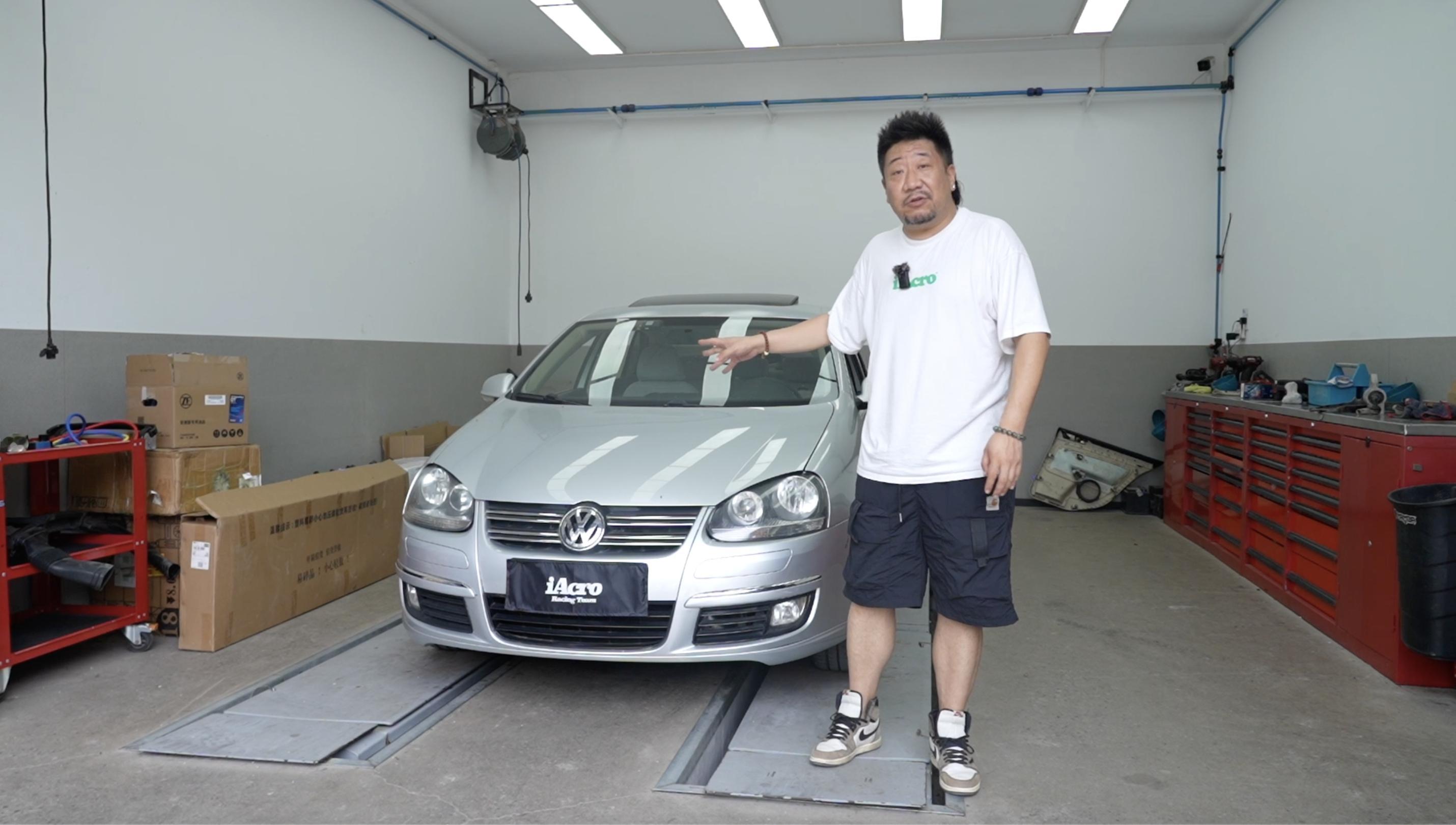 这届年轻人开始继承老爸的老车了当很多车主还在为“2年车龄即贬值过半”发愁时，x