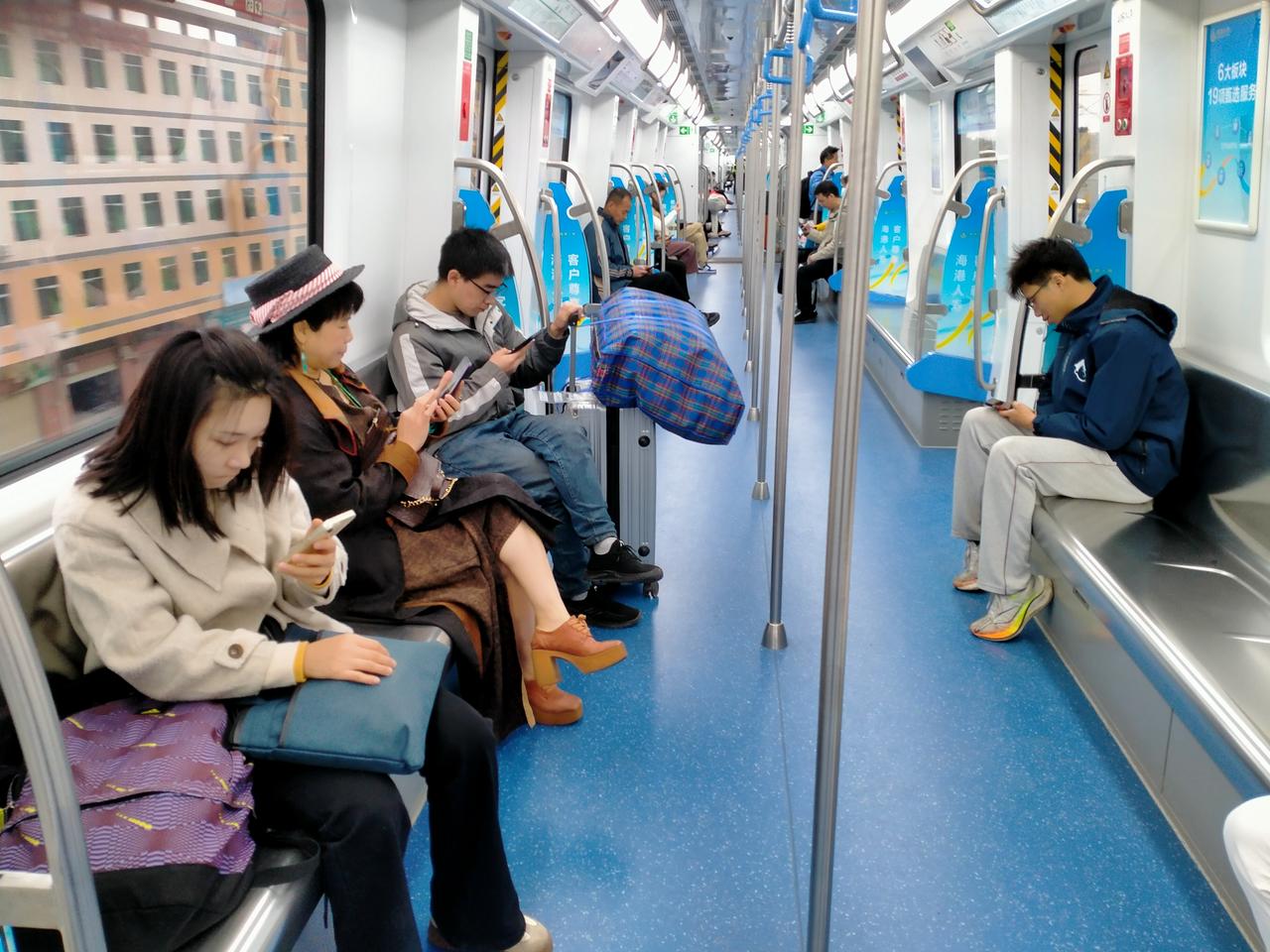 深圳到广州坐地铁只需24元，车程一个多小时。在深圳地铁6号线支线深理工站坐莞