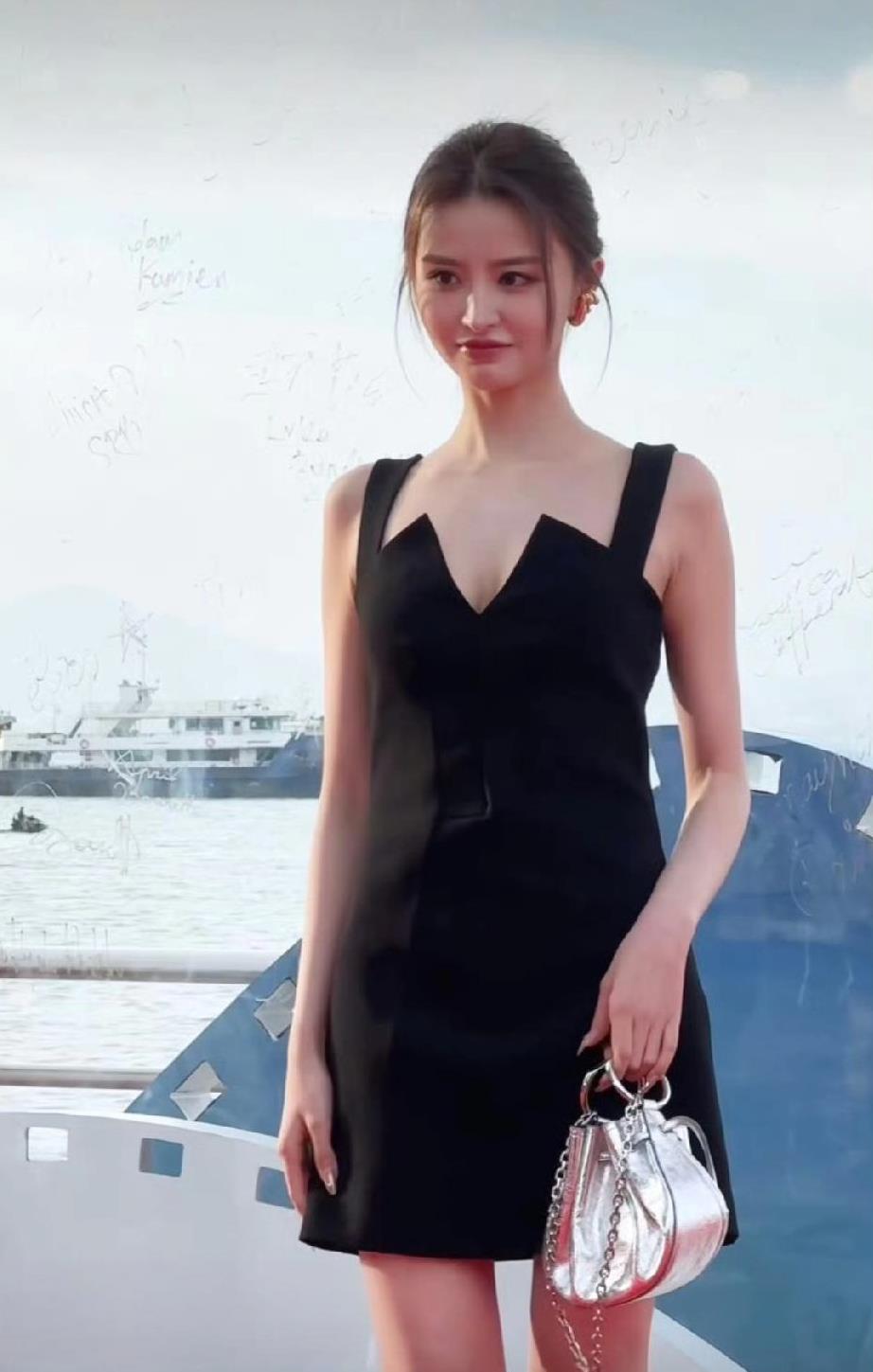 金子涵脸部凹陷引关注，过度减肥成主要诱因金子涵脸部凹陷的问题，核心原因指向过度