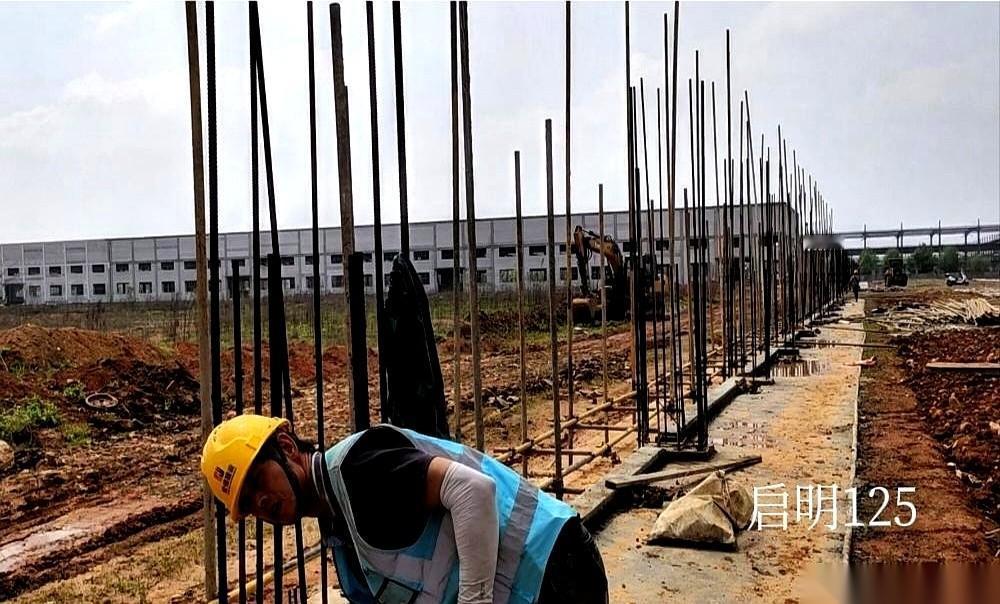 老板递过来一根烟，火都没点，就蹦出一句：“这两天活儿不多了，你明天先歇着，有事我