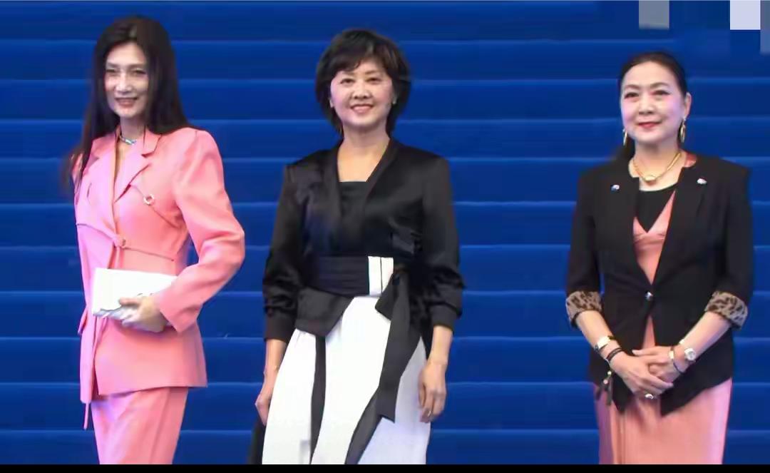 北京国际电影节闭幕式，三位老戏骨同台亮相，朱琳，林芳兵，沈丹萍，一起走在红毯上，