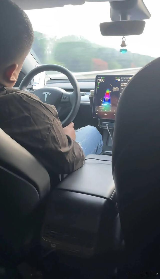 #司机被拍到高速开智驾睡着#一段高速上司机开着辅助驾驶睡着的画面，把智驾的安全边界问题再次推到台前。