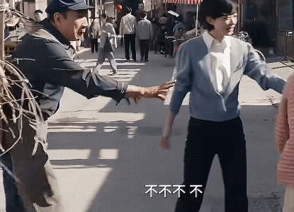 《小城大事》李秋萍得知郑德诚大哥想帮把他家里的房子修过来，给郑德诚大哥出主意，不