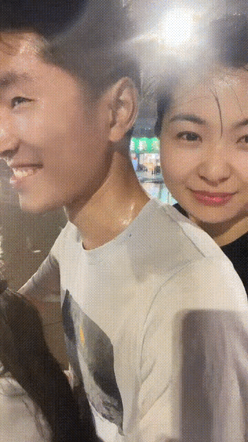 小哥哥答应我，不要让她哭，以后买个摩托车雨棚吧，至少淋雨少一点。