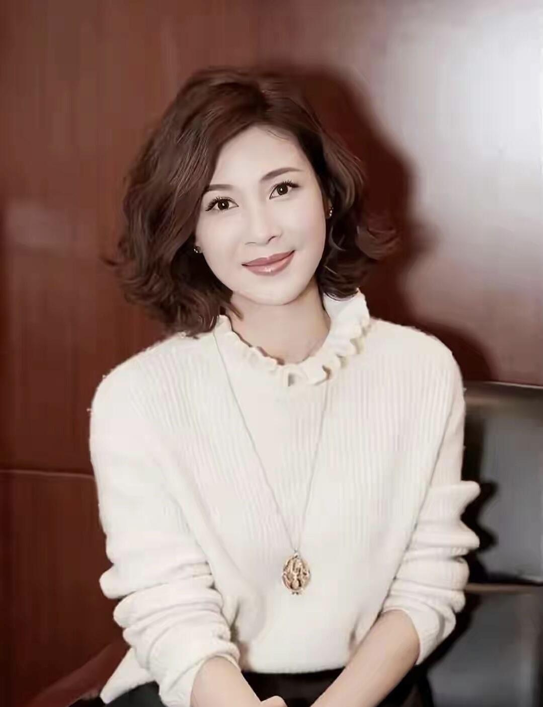 第一眼真没有认出她是“李云龙的老婆”，45岁看起来就像30多岁。这个微卷的短发，