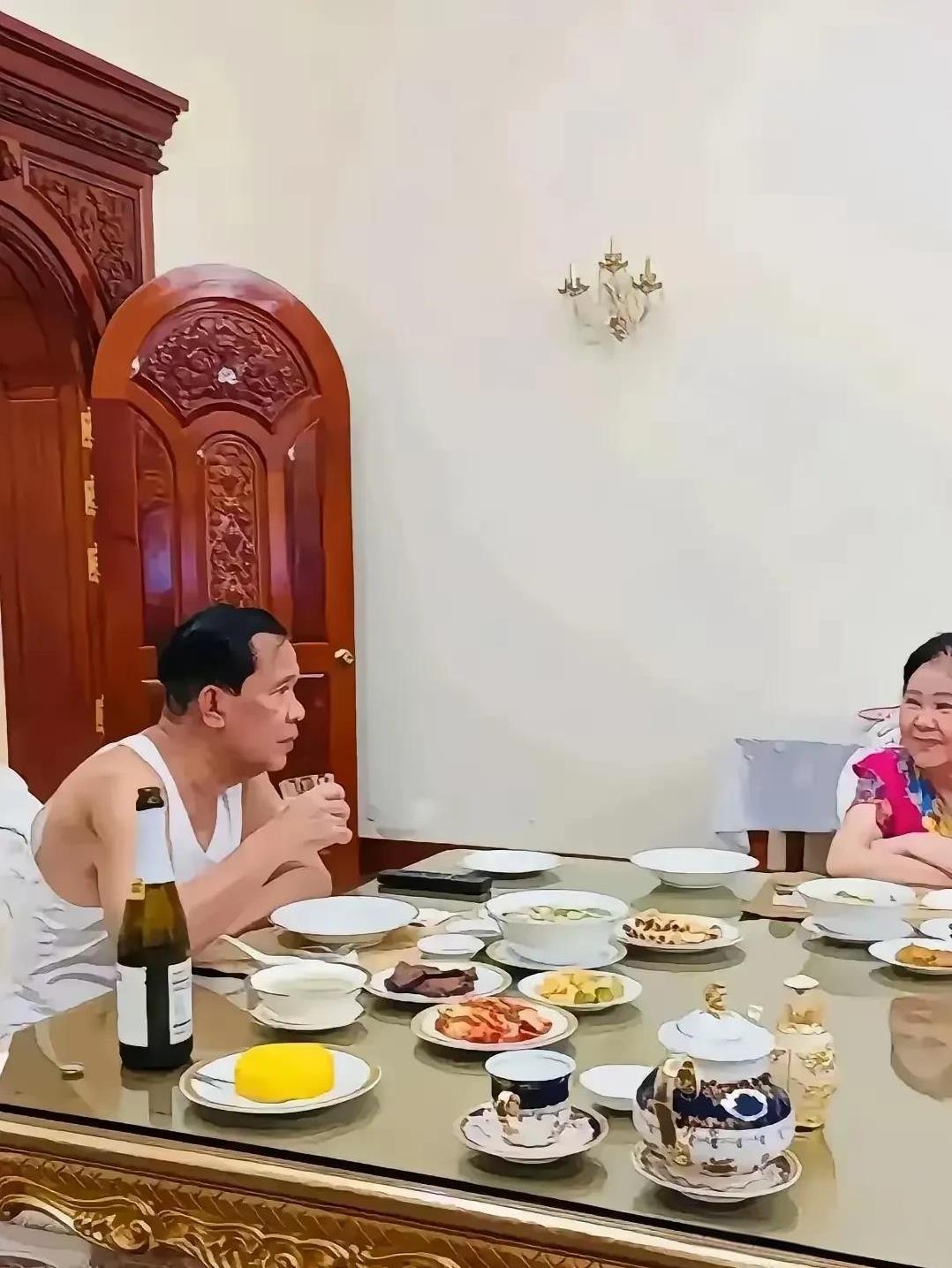 有人说：“洪森的餐食标准的四菜一汤，真的简朴！”这让人想起来当年一个官员晋见袁