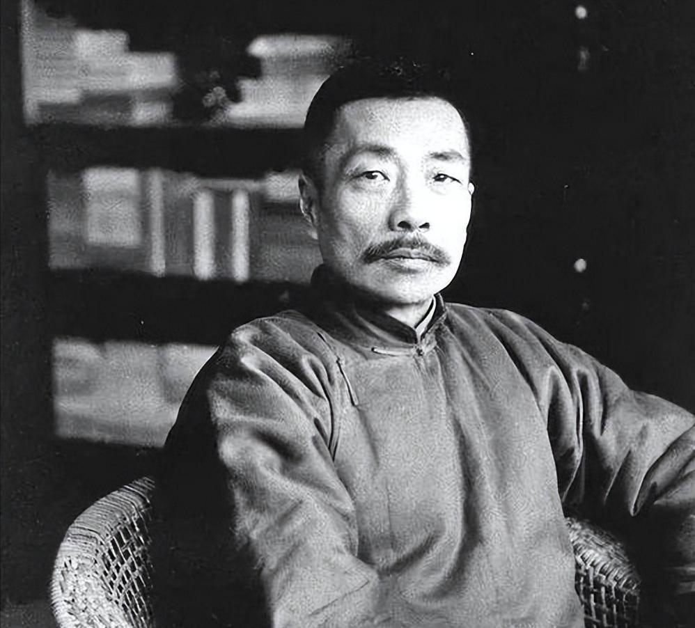 1936年10月，鲁迅在上海病逝。消息传到南京，蒋介石送来六个字的挽联——"鲁迅