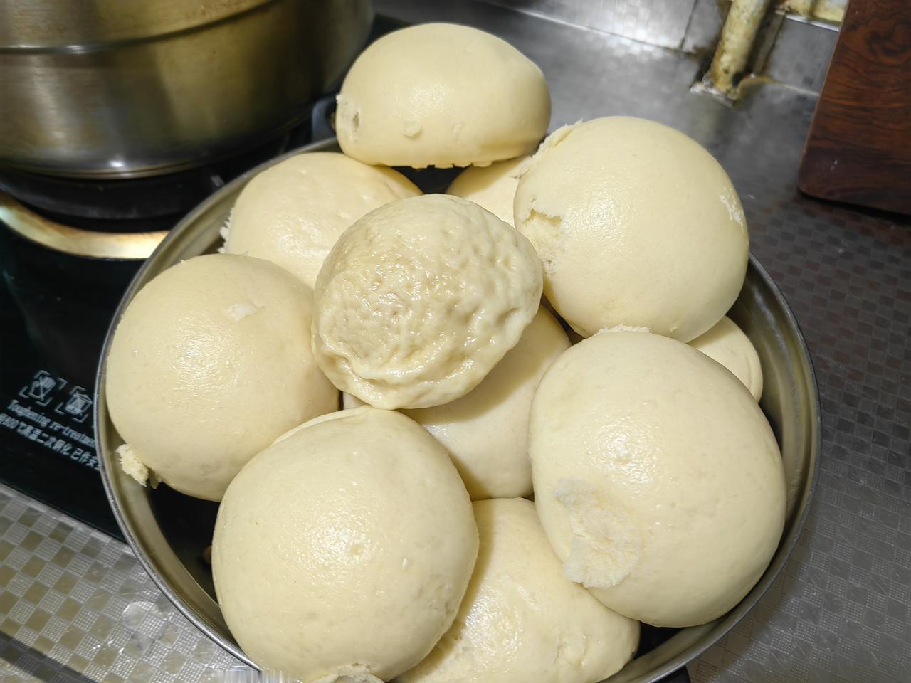 今天晚上老聂蒸了一锅馒头，当掀开锅盖的时候，出现了令人惊讶的一幕。整锅馒头里出