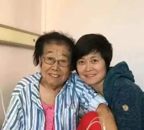 敬一丹的爸爸妈妈都是高寿老人，她的家里是有长寿基因的，敬老师对父母非常孝顺！