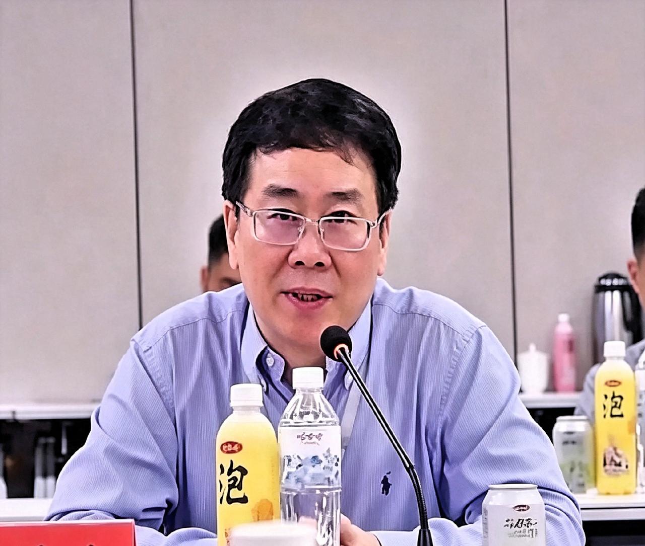 宗庆后三弟宗泽后开会。桌上摆着娃哈哈矿泉水，旁边还放着他自己家的“泡”果饮。老爷