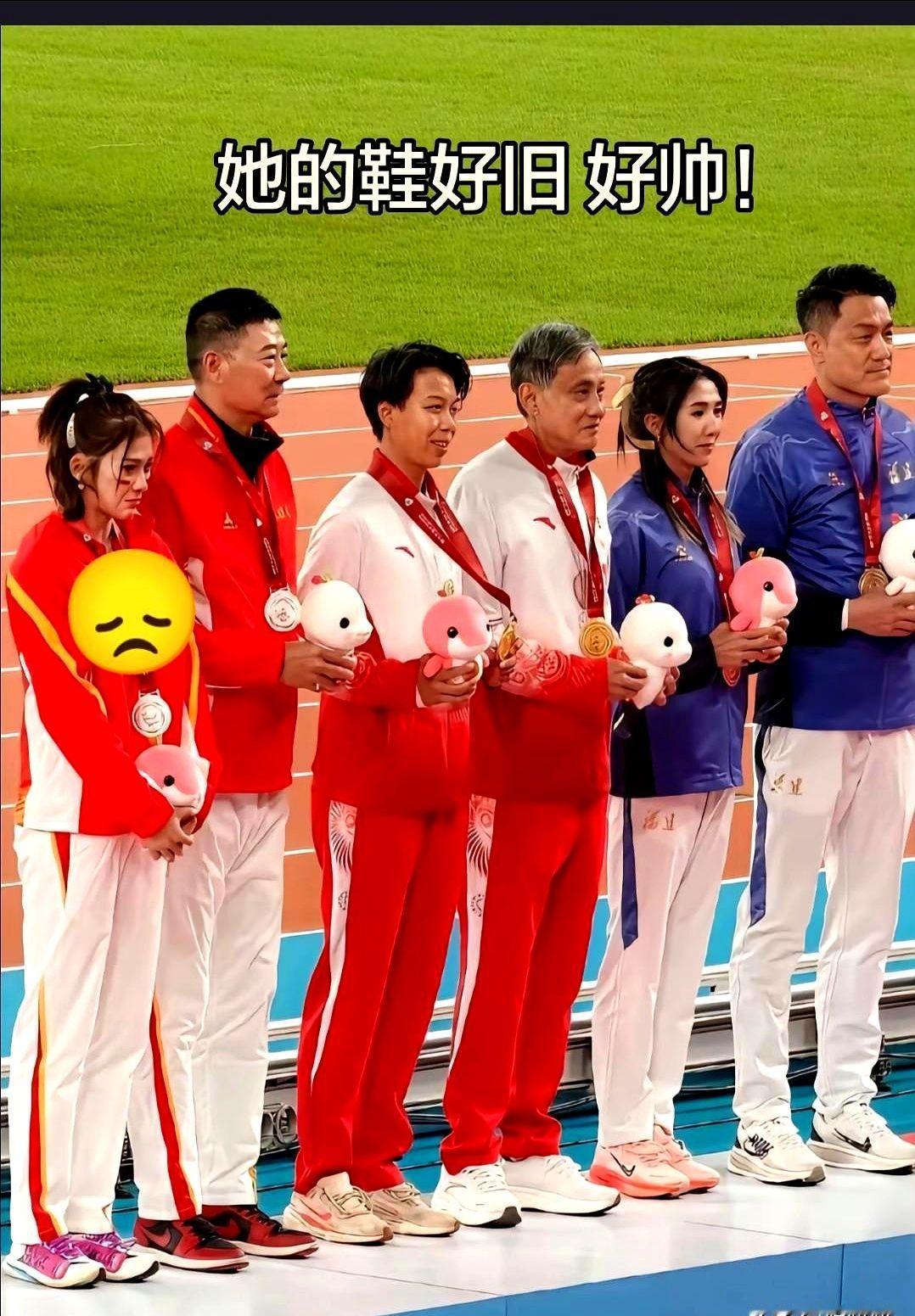 刘景扬穿旧球鞋赢了吴艳妮！领奖台上别人都高高兴兴的，就吴艳妮一个人撅着个嘴。