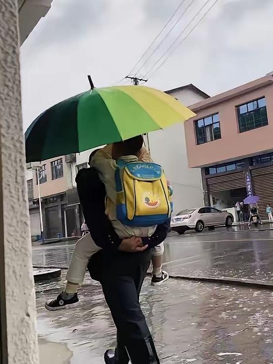 我妈骂了我爸40年，谁也没想到，我爸办完退休手续的第三天，倒了一杯白开水坐在我妈