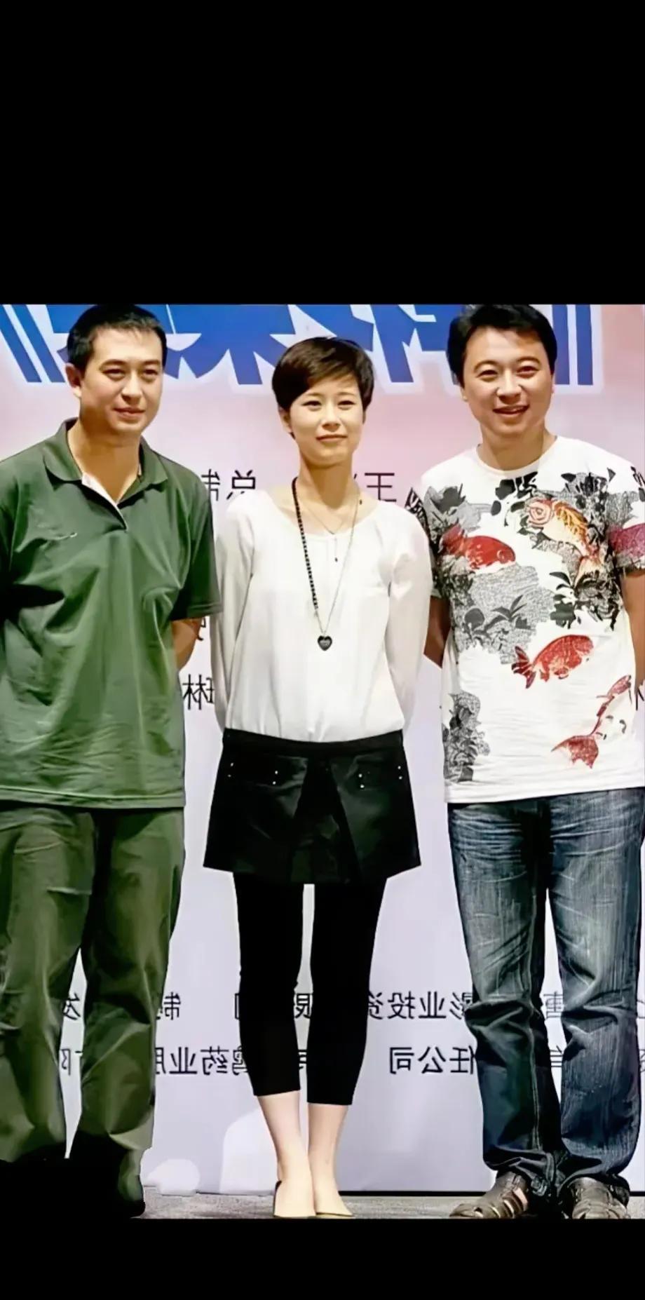 这张照片上的帅哥美女现在都老了，张临晞今年59岁了，这至少是20年前拍的了，照片
