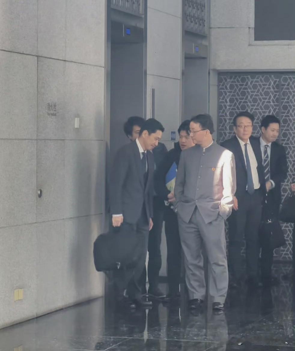 火了！太火了！🔥问一下！这张照片能评为年度最佳摄影奖吗？动动你的小手:同意