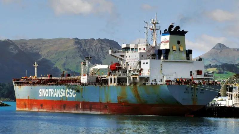 特朗普开始明抢了！12月11日，美特种部队在美联邦调查局的配合下，对一艘停靠在