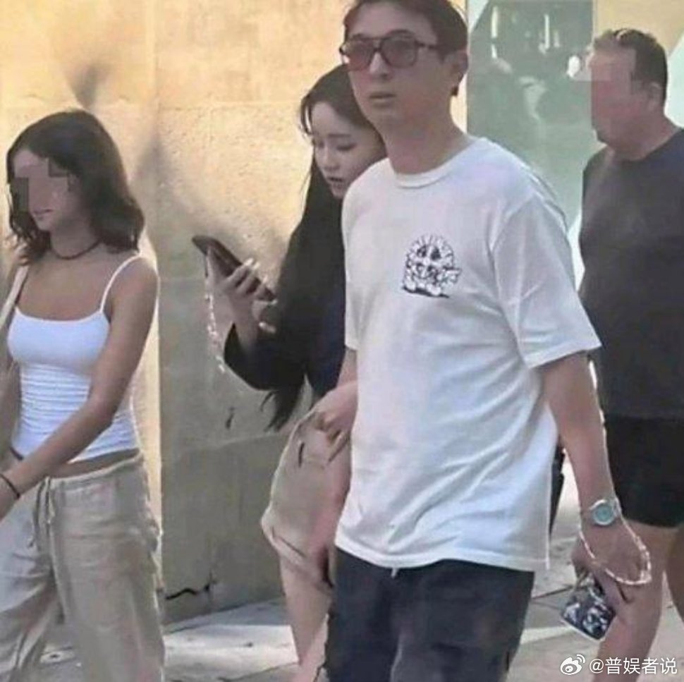 王思聪追女孩那套路被扒了。跟他处过的女生讲，他先刷十个嘉年华，三万多块呢，接着加