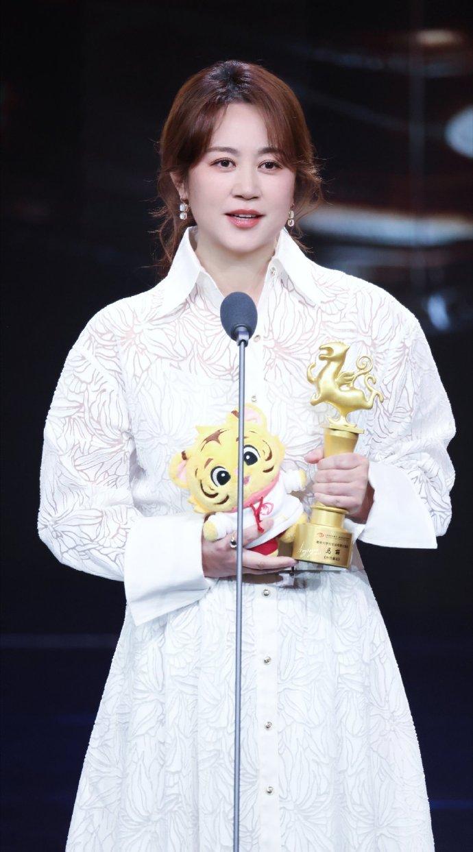 今天马丽在北京出席大学生电影节，她这回穿了一件白色的裙子，看上去清新又靓丽，确实