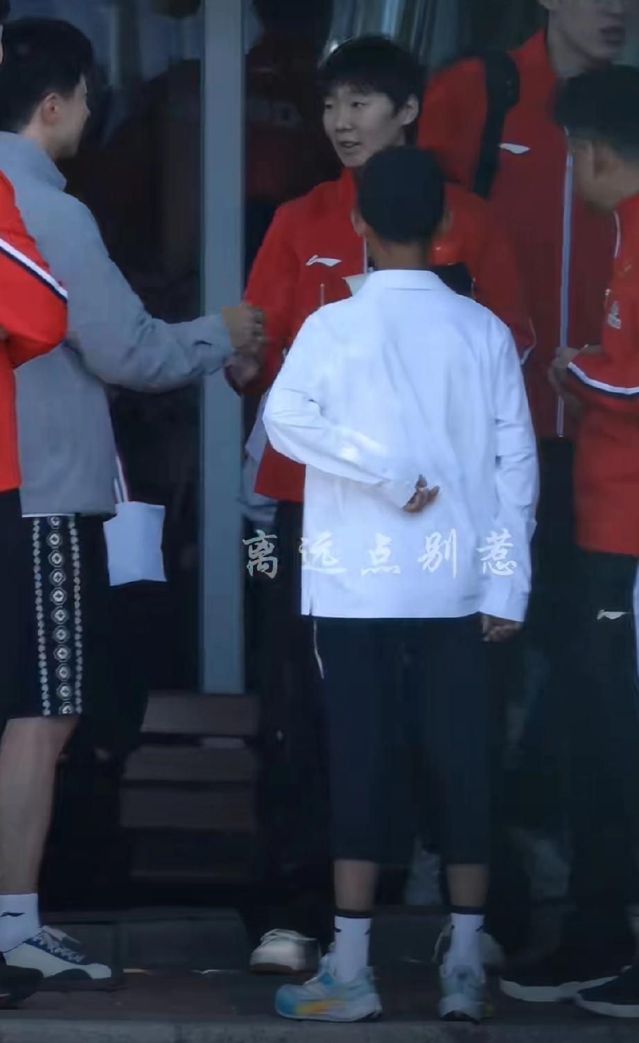 国乒今日出征伦敦，马龙送行，喊王曼昱握手送鼓励！国乒团队今日于国家体育总局运动