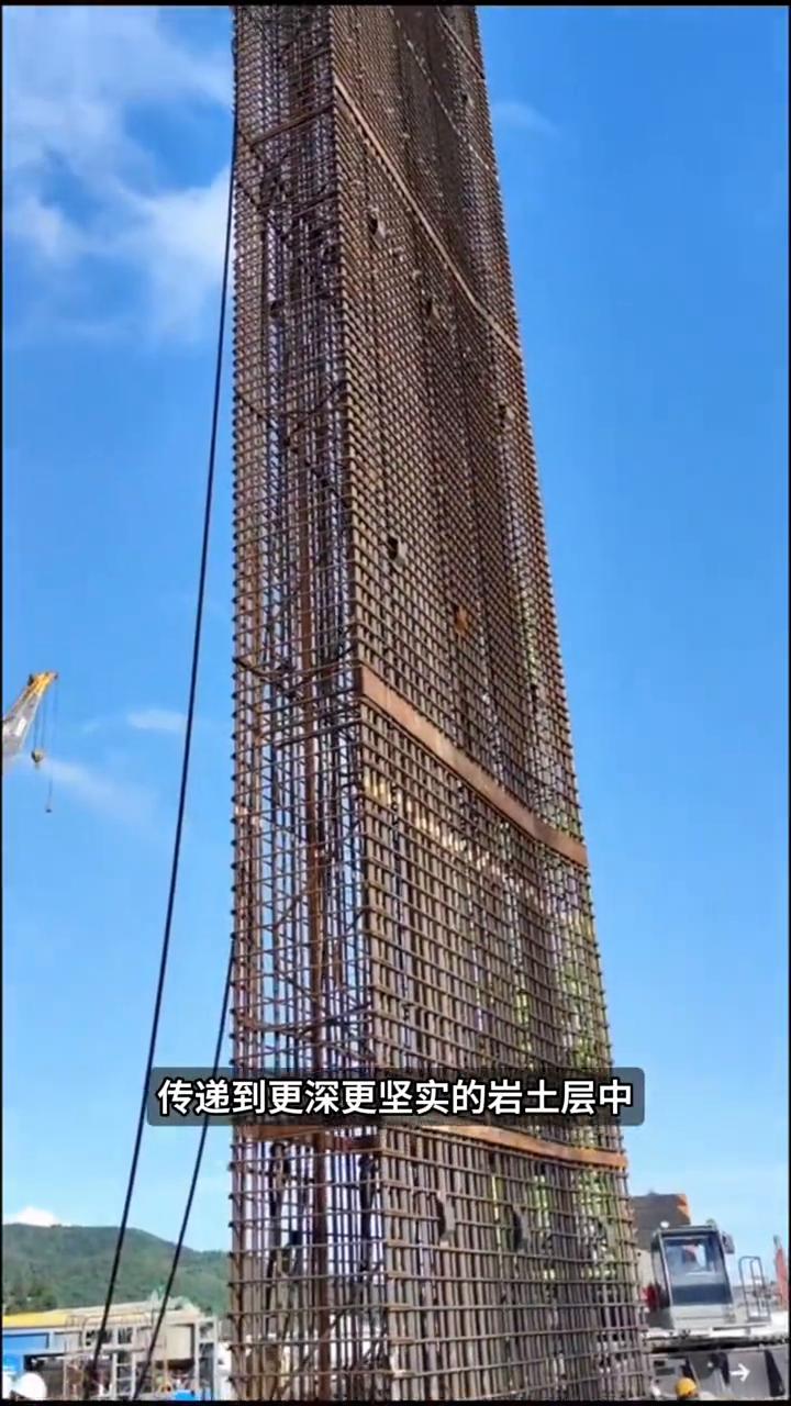 大桥隐形地基。注意看，工人正在往地下安装这些巨大的钢筋骨架，而它们并不是普通钢