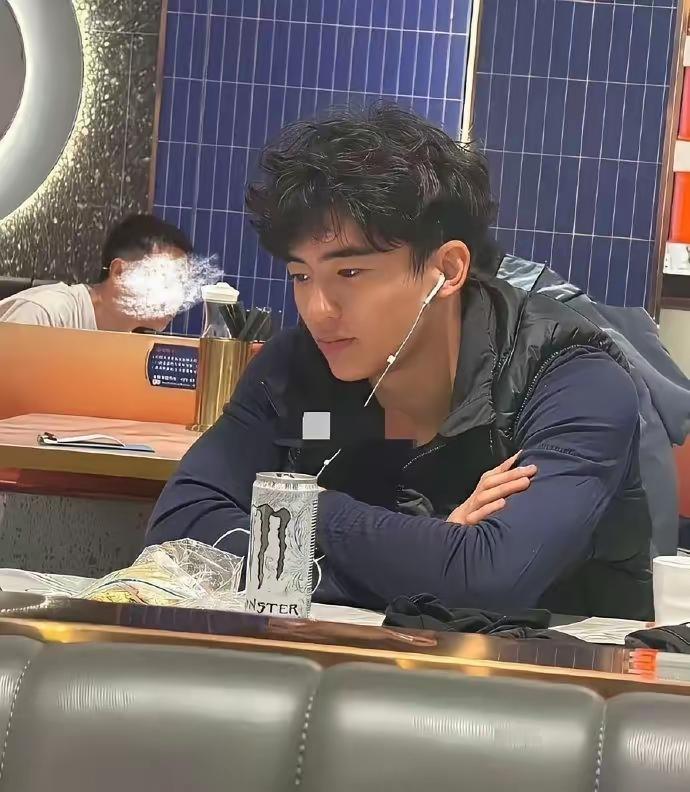 闺蜜说：为什么谢霆锋与张柏芝都是直头发，为什么生出来的谢振轩是自来卷呢？感觉一点