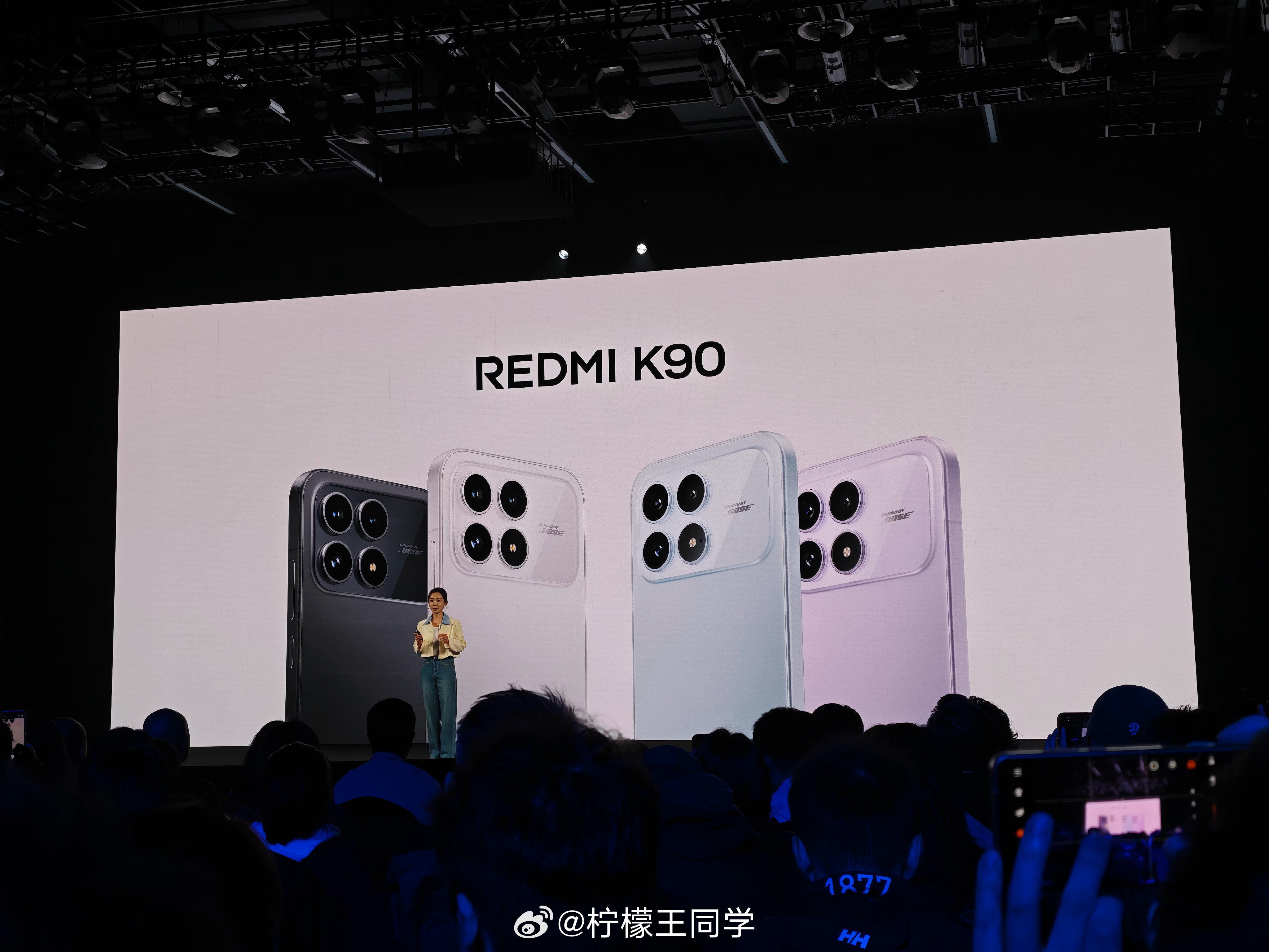 REDMIK90正式发布，一共有4种配色，均采用纯色玻璃背板，一体冷雕工艺，新
