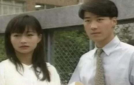 1994年，黎明因与李绮红合作《阿sir的早晨》，对她一见钟情。两次公共表白：“
