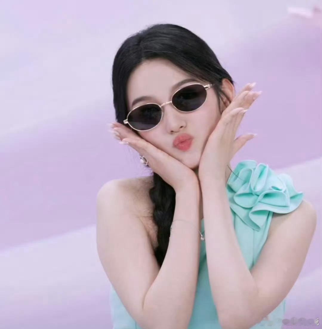 周也镜头表现力绝了清冷感与少女感完美融合，薄荷蓝长裙搭配麻花辫气质绝佳，墨镜酷拽