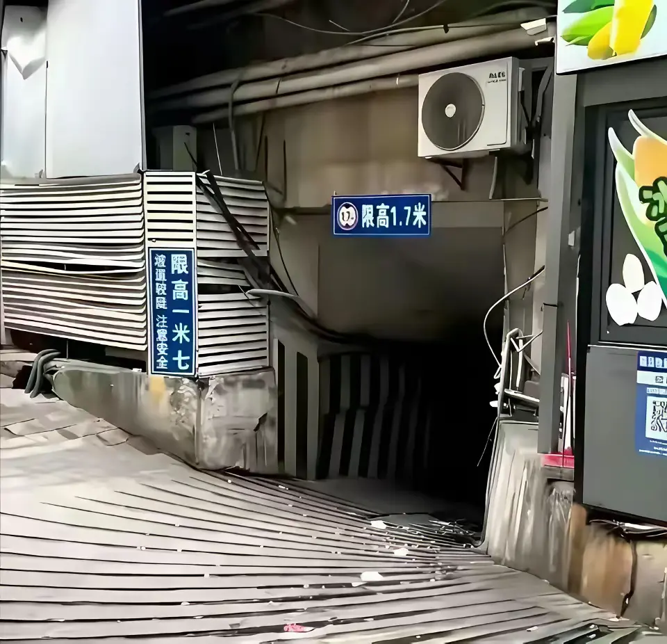 某地下停车场，据说能停进去的屈指可数