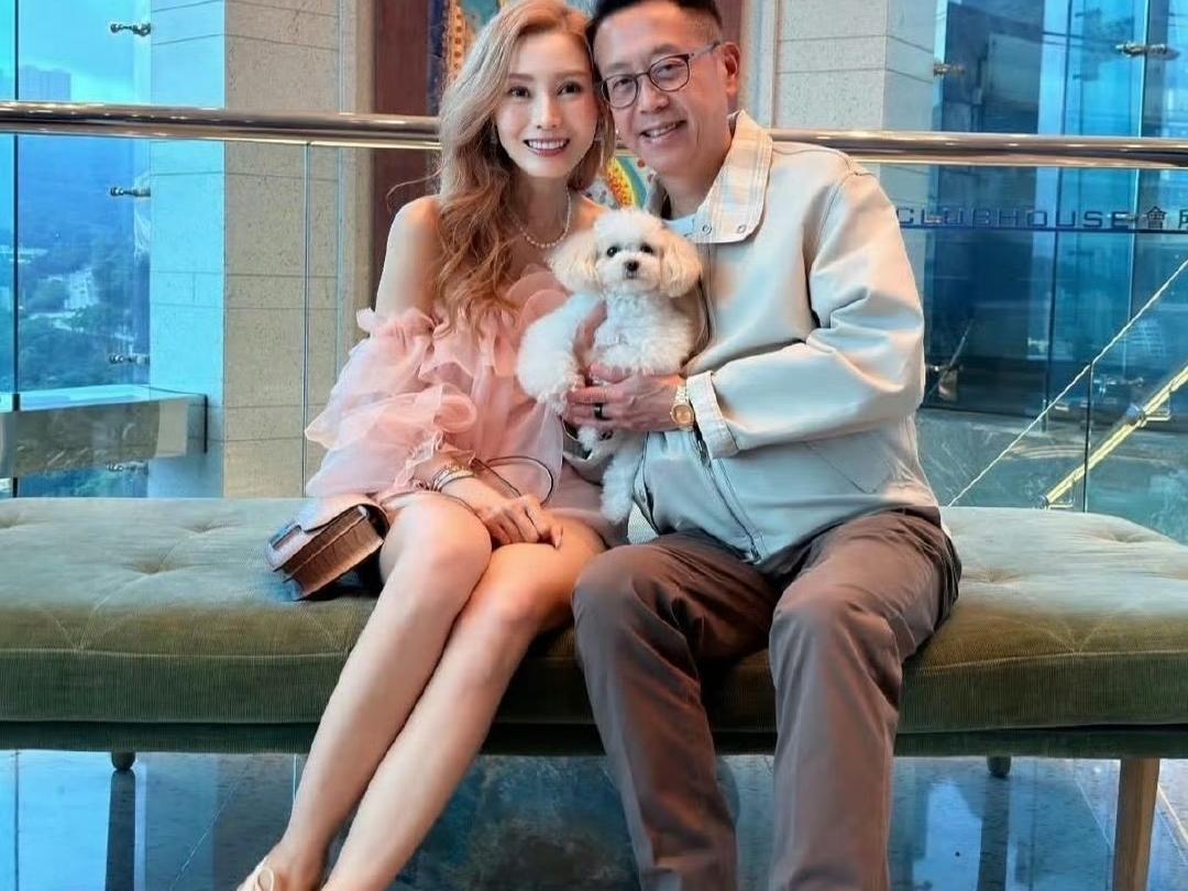 56岁李嘉欣和老公宅家庆生，穿1万2粉裙背80万爱马仕，染金发似少女​​​。大