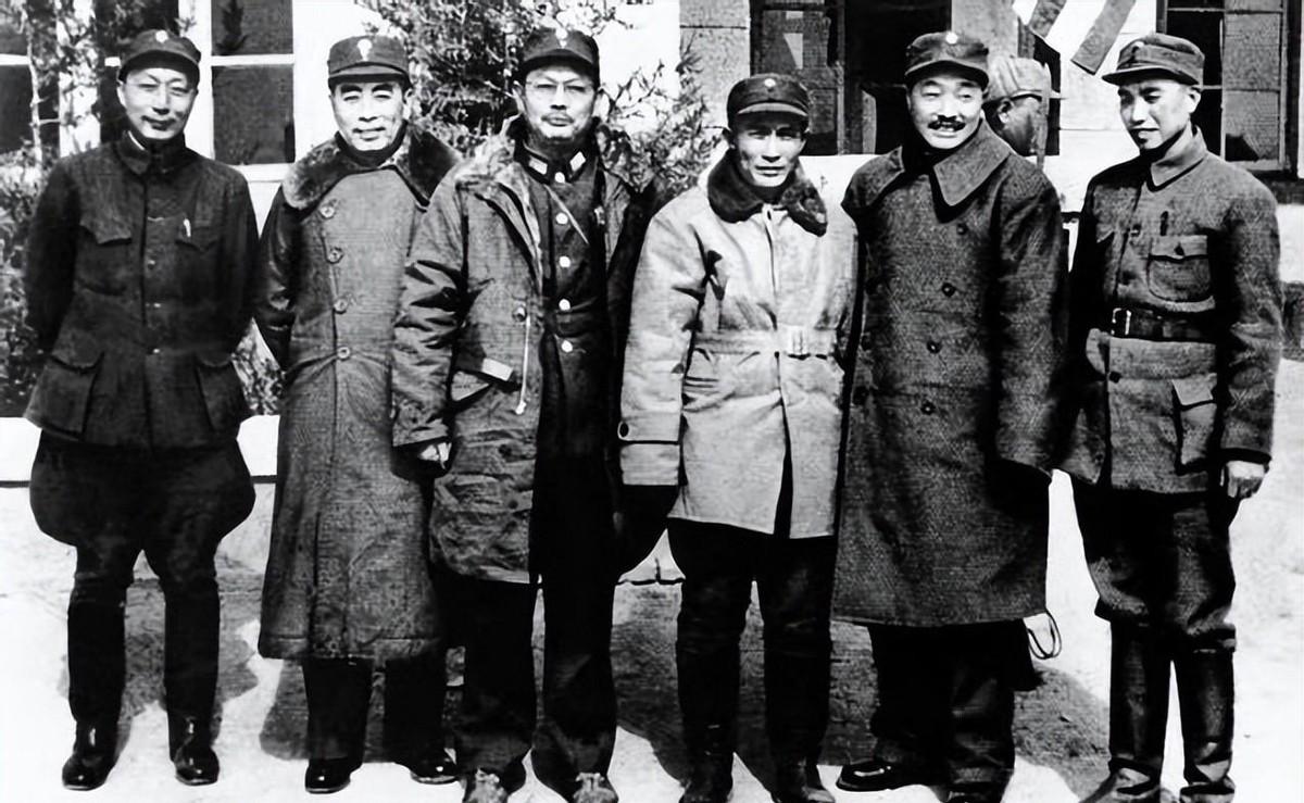 1946年周公与三位元帅一位上将合影珍贵照片曝光，他们的真实身份分别是谁？19