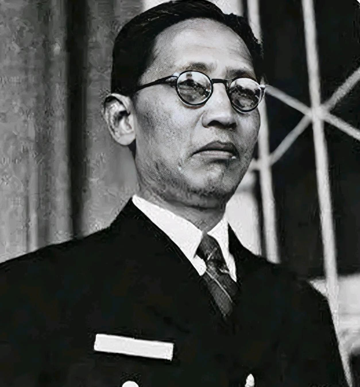 1949年1月，特务头子叶秀峰变卖家产，换取到了2000多根金条。随后，他立马对