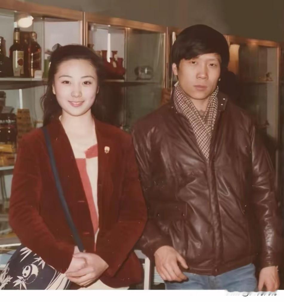 马未都先生年轻的时候，很有明星范儿，更重要的是，他是一个非常有才华的人，他的才华