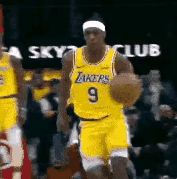 我错了，原来这才是詹姆斯生涯最尴尬的时刻！隆多突破，骗开防守后上篮，谁想詹姆斯