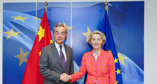 法国白兰地：中国想谈，法国装聋作哑法国铁骨铮铮？才怪！明