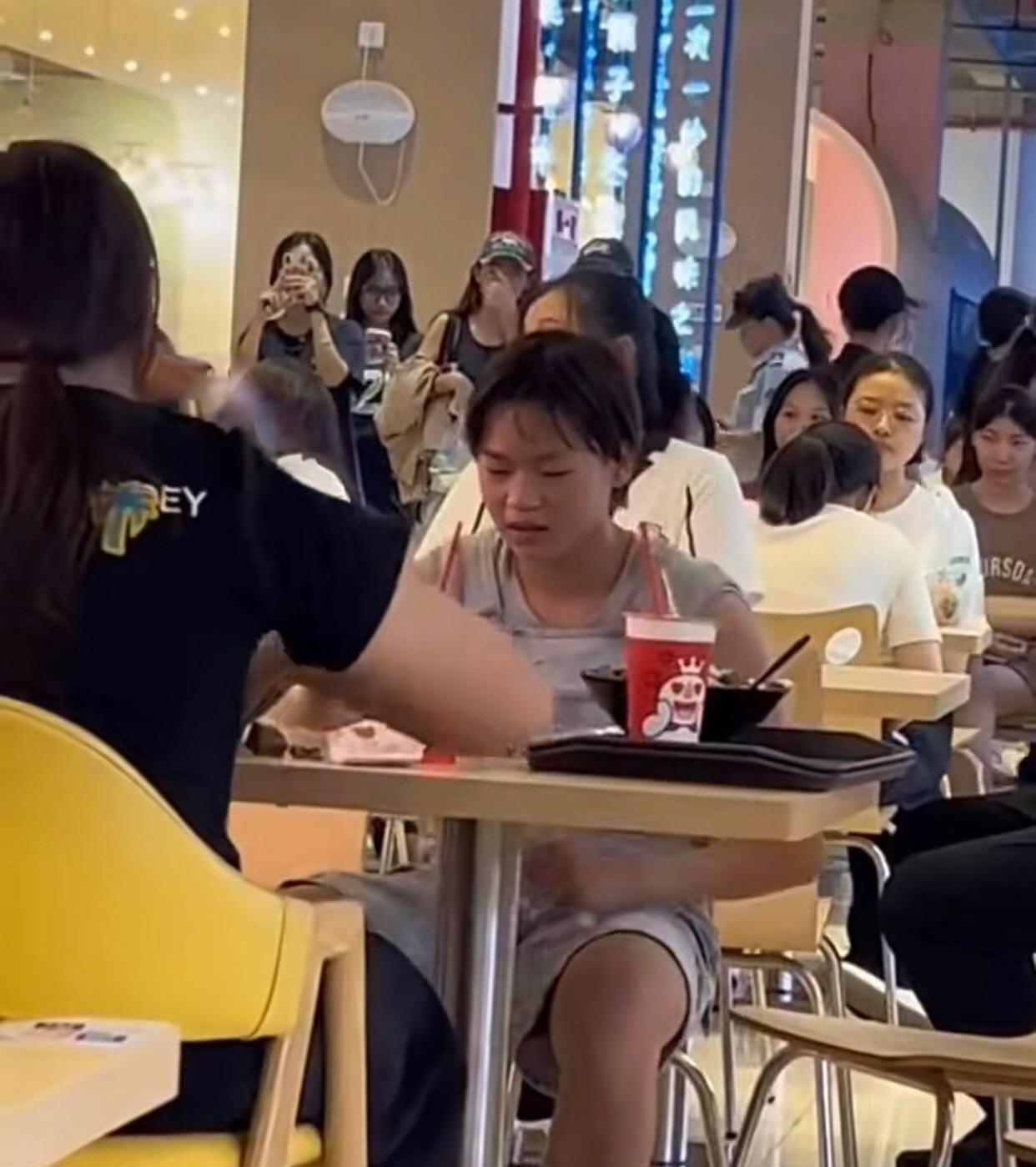 原来人的恶意这么不加掩饰，全红婵胖了，就嘲笑她素质低连自己的嘴都管不住。全