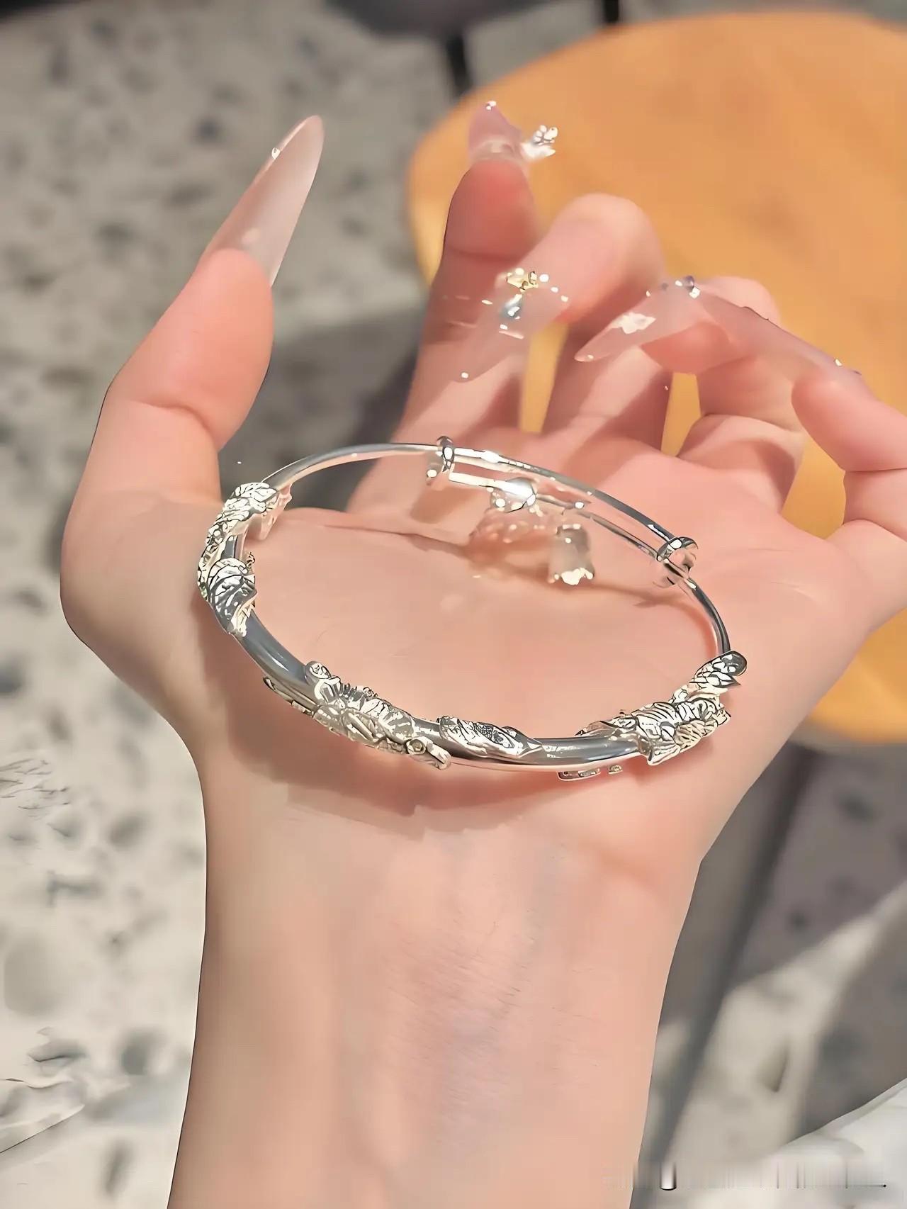 家人们谁懂啊！银镯子现在都快成“奢侈品”了！一年前买银镯才11块钱一克，30