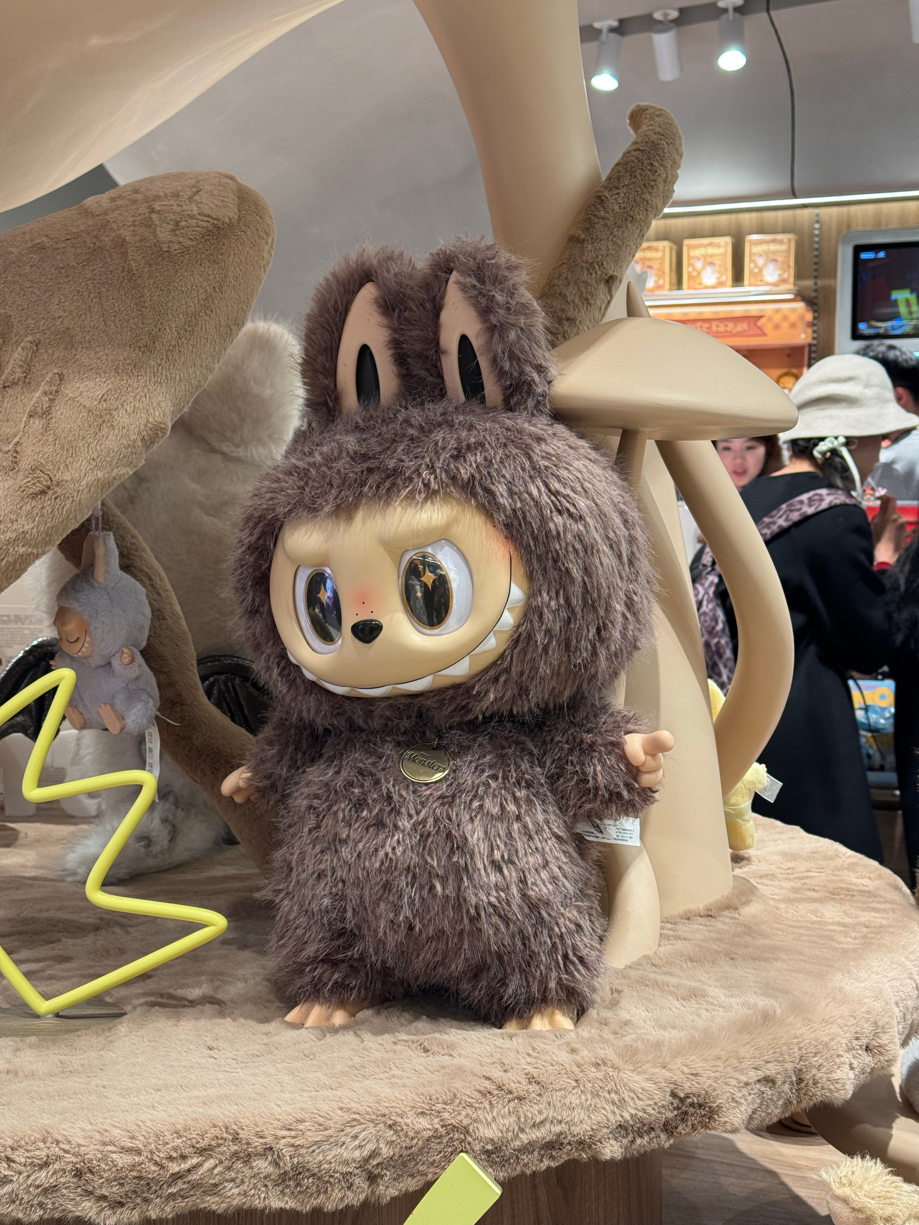 咋啦这？之前问线下门店还没有labubu卖呢，说只能线上抢。