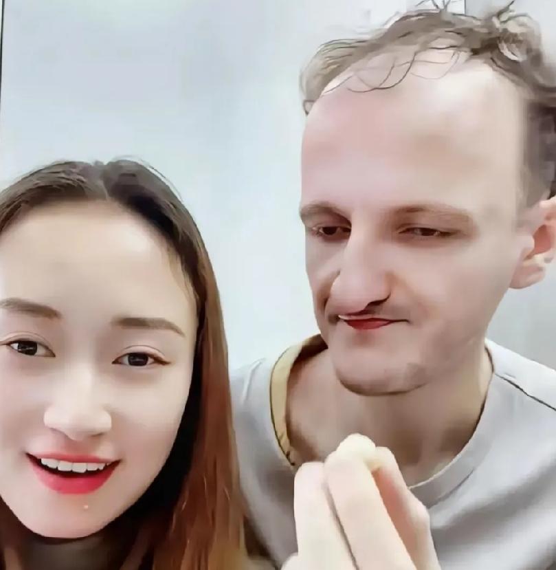 这个妹子胆子是真大！找了个这么个西欧人，还往网上晒，你想表达啥？敢情你找了个外
