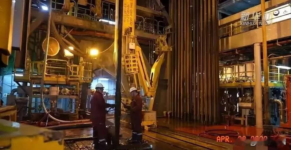 中国一口气挖出13个亿吨级大油田，外媒彻底破防。4月29日，自然资源部甩出惊天喜