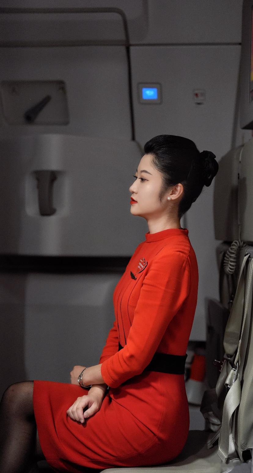 川航空姐的制服照，又美又飒。