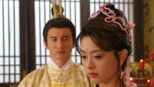 公元976年，宋太宗强行临幸小周后。不料完事后，小周后起身穿衣，竟发现10几个男