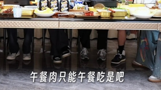 此斗又幽我一默：午餐肉只能午餐吃是吧🫪