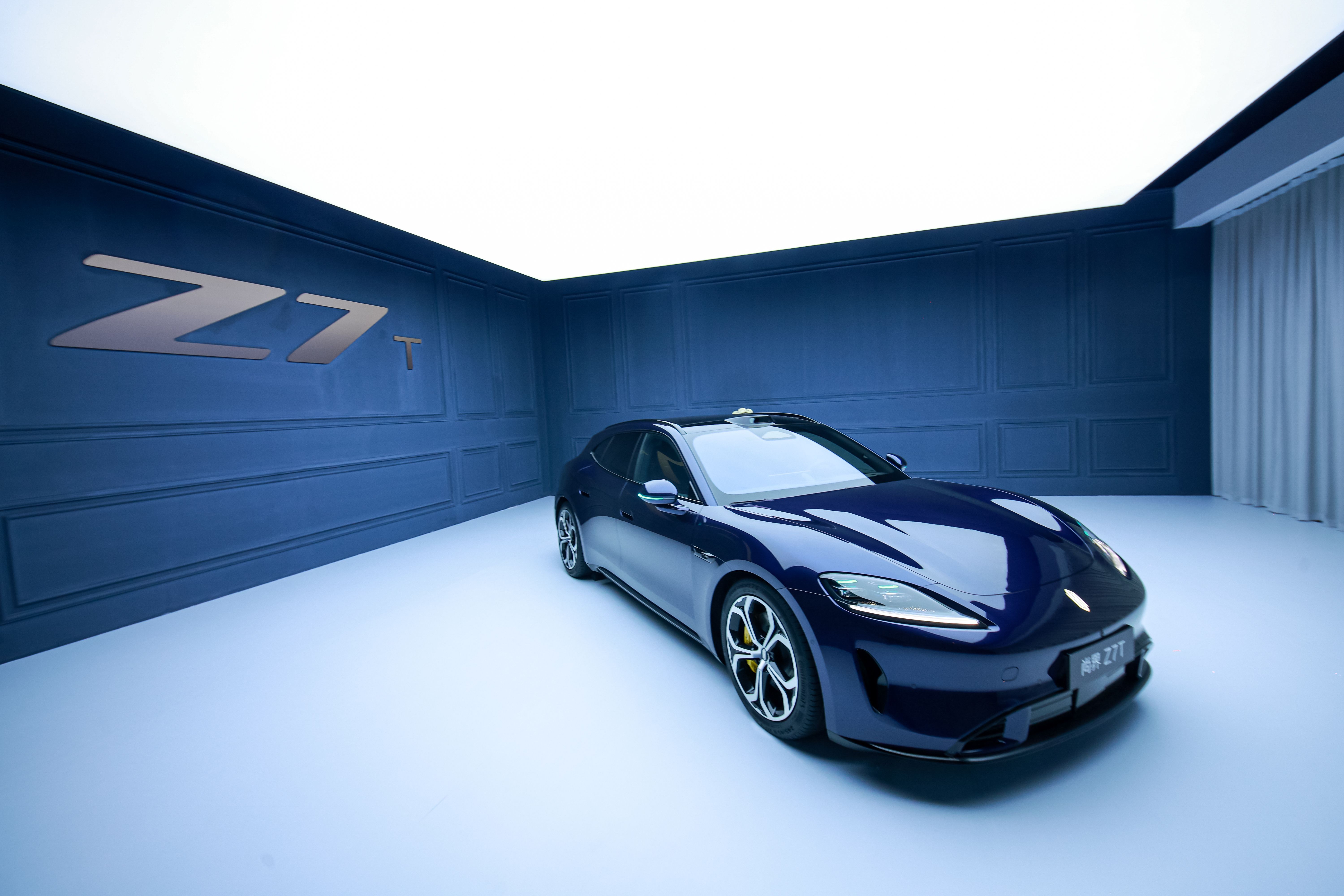 尚界Z7静态评测首发尚界Z7预售后，专门到店看猎装版的客户很多，竞品销售们关注