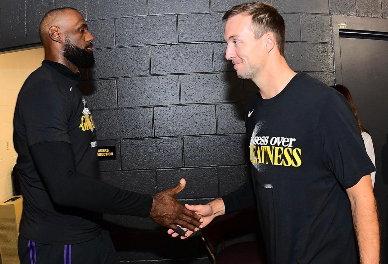 肯纳德谈为湖人打球的感受：“在这里比赛，就像是站在篮球世界最棒的舞台中央，本赛季