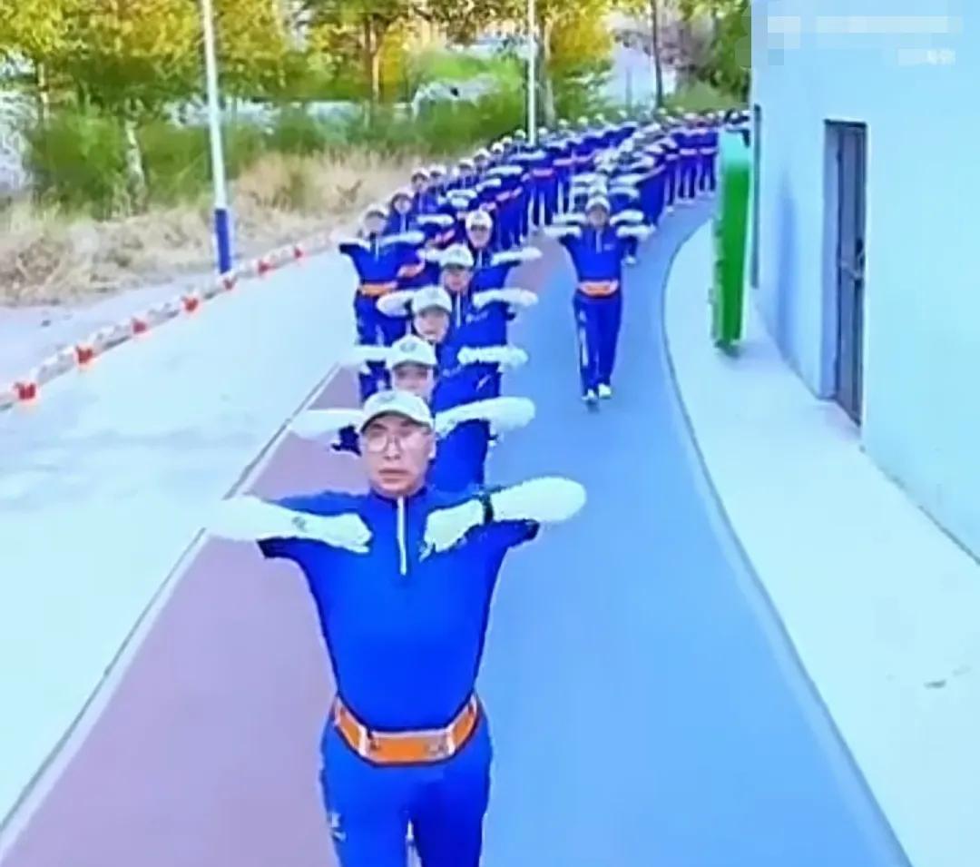 成为他、超越他。这位领头者，不仅每个动作不一样而且每个动作都有专属表情