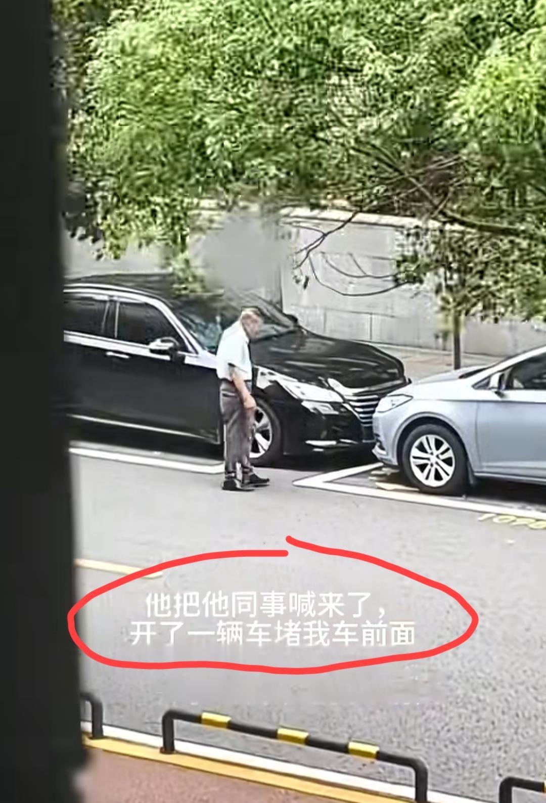 4月10日，广东珠海。网友发视频吐槽，路边停车遭前后恶意堵车，后来还是jc出面，