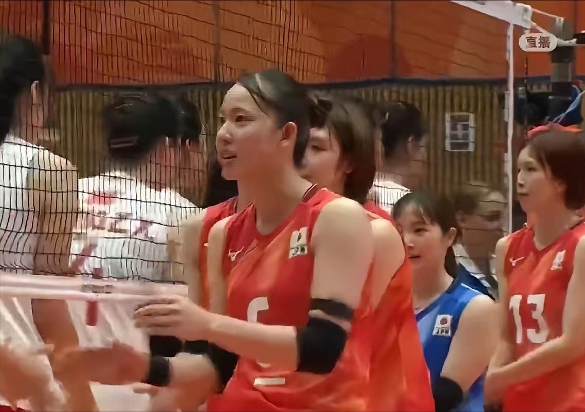 日本女排大概没想到，中国女排的主教练赵勇在第三局2：10落后的暂停调整之后，做了